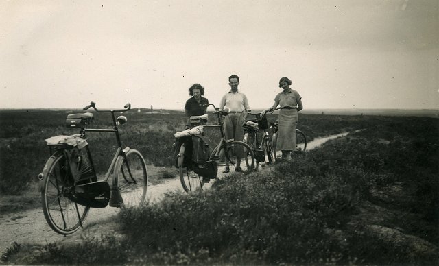 fietstocht in de jaren 30