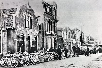 levering Presto-fietsen voor de winkel van Andries Gaastra