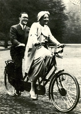 Juliana en Bernhard op de tandem van Käuderer, paleis Noordeinde, Den Haag (1936)