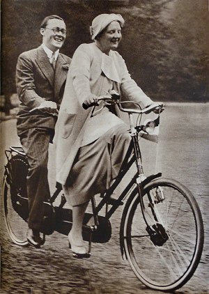 Juliana en Bernhard op de tandem