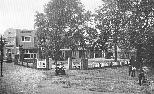 Fongers-automobielenzaak aan de Hereweg, hoek Sterrebosch